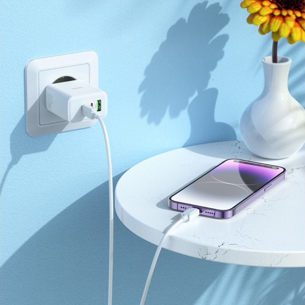 Сетевое зарядное устройство Hoco C126A, 1 USB, 2 Type-C, PowerDelivery (40 Вт), белое, с кабелем Type-C на Lightning